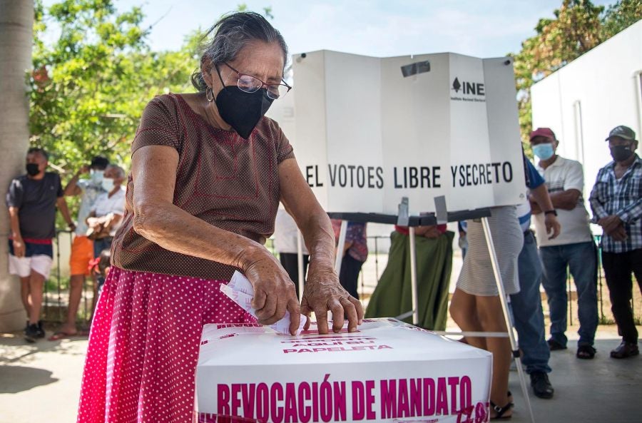 Ciudadana emite su voto en la revocación de mandato