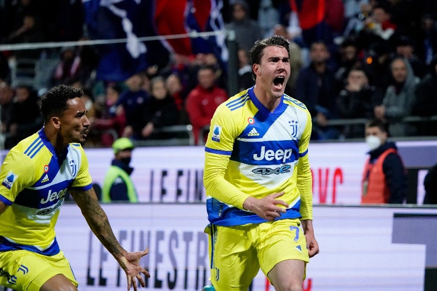 Vlahovic celebrando un gol con la Juve