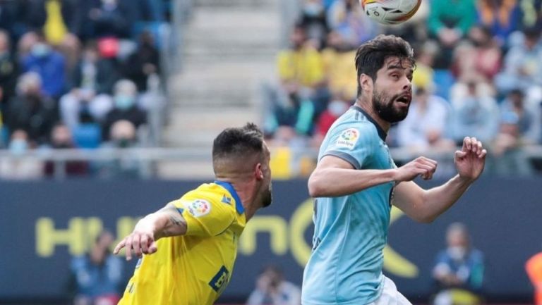 Néstor Araujo disputando un balón