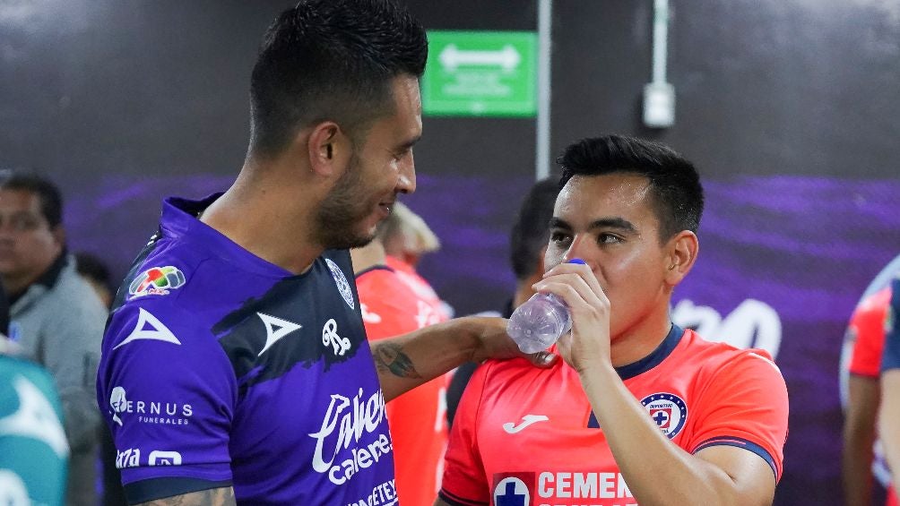 Charly platica con Jesús Zavala, ambos estuvieron en Rayados