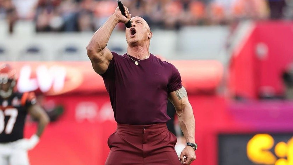 Dwayne Johnson durante su presentación en el Super Bowl LVI