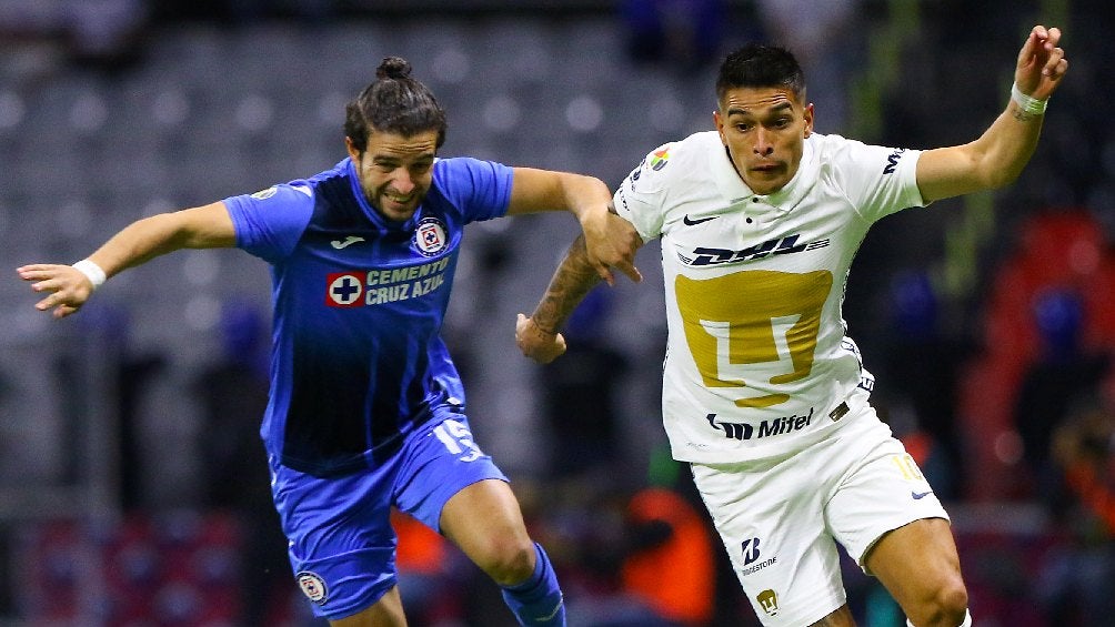 Ignacio Rivero (Cruz Azul) vs Favio Álvarez (Pumas) en el Estadio Azteca