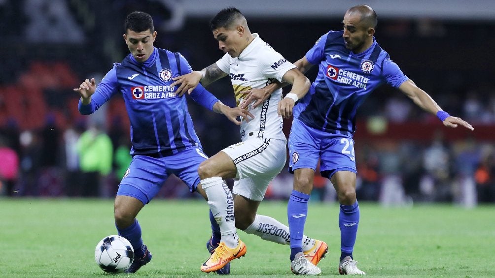 Favio Álvarez jugando con Pumas ante Cruz Azul en el Estadio Azteca