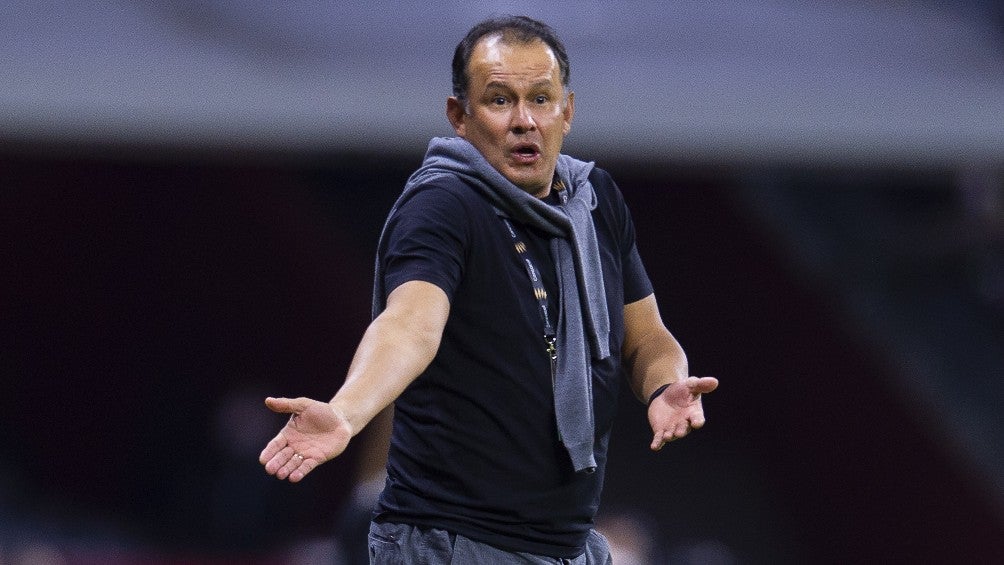 Juan Reynoso dirigiendo a Cruz Azul durante partido de Concachampions