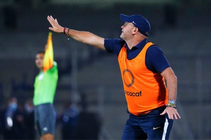 Andrés Lillini dirigiendo a Pumas