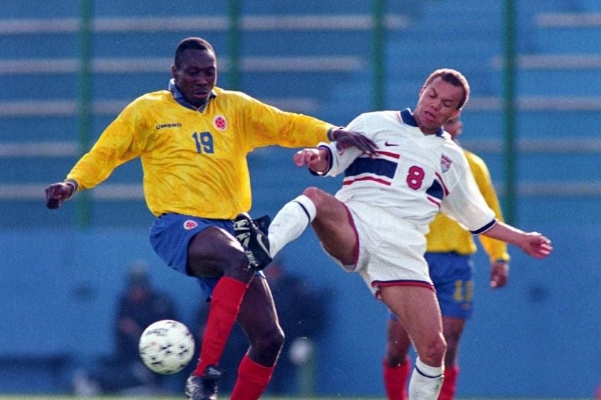 Freddy Rincón en un partido de Colombia