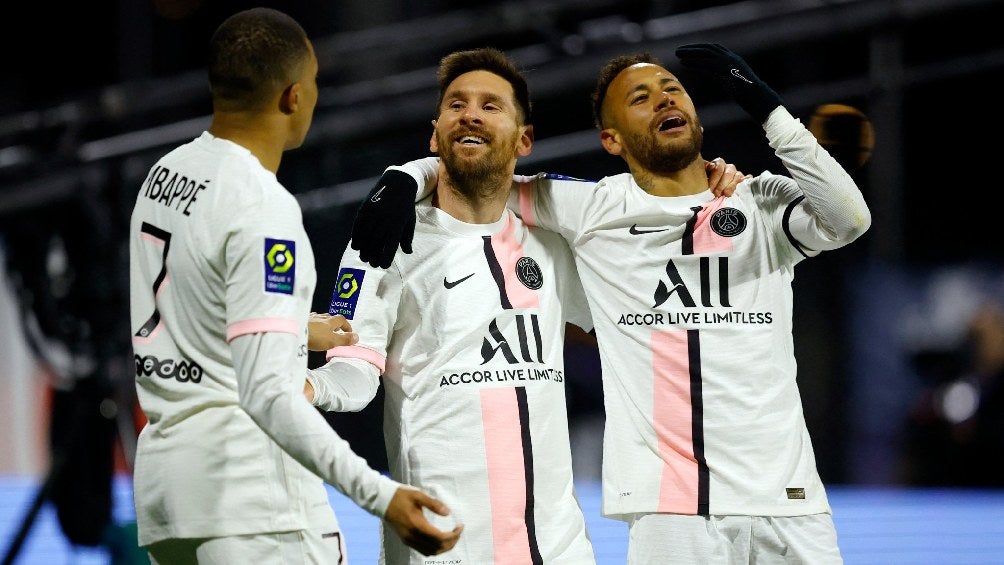 Mbappé, Messi y Neymar festejando gol del PSG