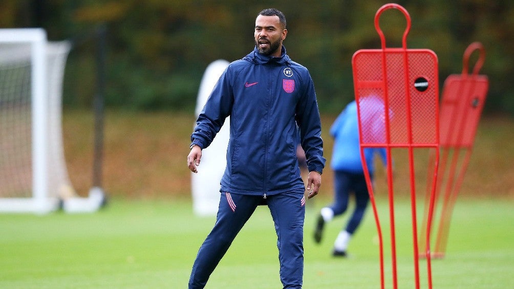 Cole trabajando en entrenamientos con la Selección de Inglaterra