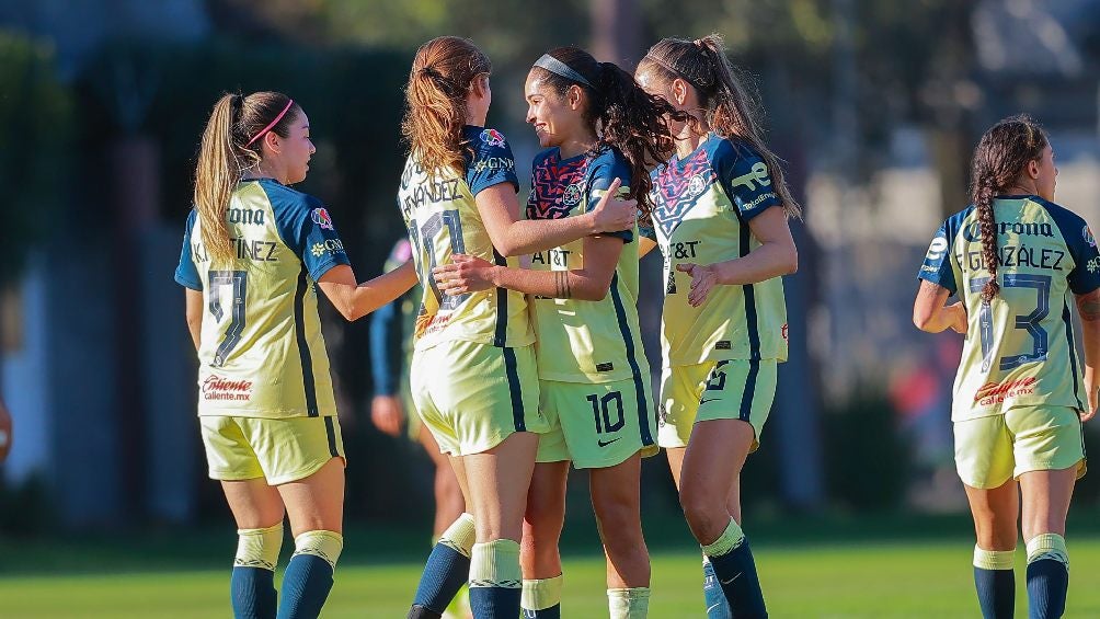 Jugadoras de América festejando gol en partido de Liga MX Femenil