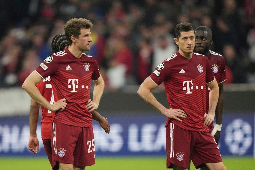 Müller y Robert tras la eliminación del Bayern Múnich en la Champions League