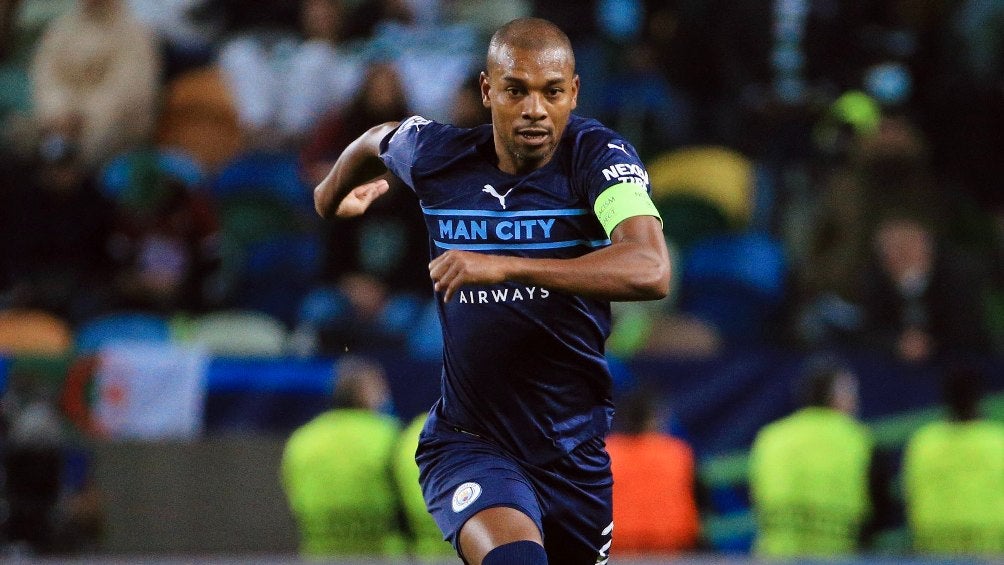 Fernandinho jugando partido con el Manchester City