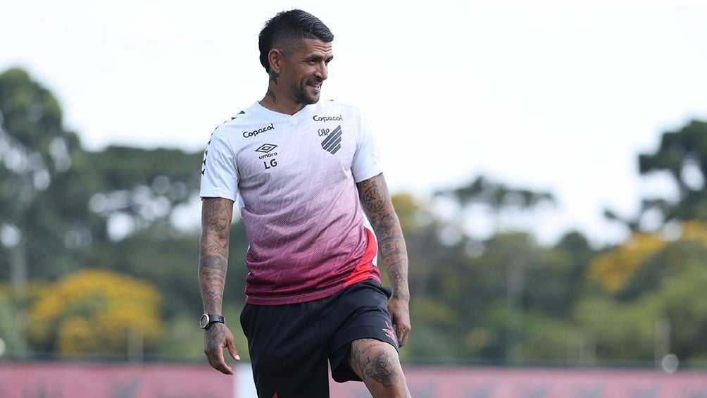 Lucho González dirigiendo entrenamiento del Athletico Paranaense