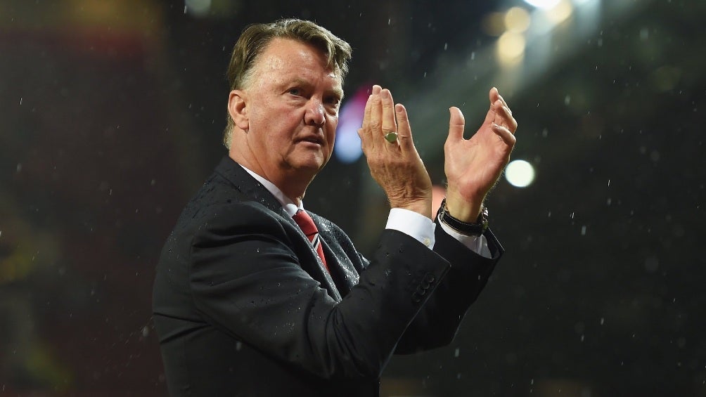 Louis Van Gaal dirigiendo al Manchester United