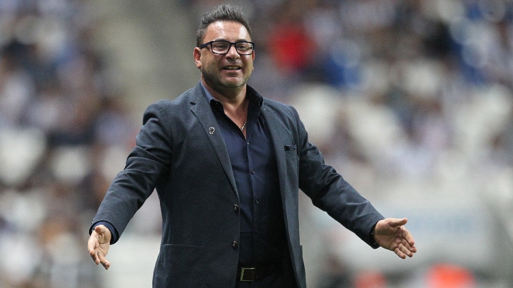 Antonio Mohamed dirigiendo a los Rayados de Monterrey en Liga MX