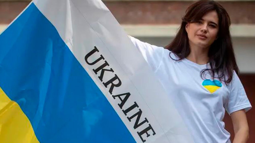 Antonina Samoilova presume la bandera de Ucrania