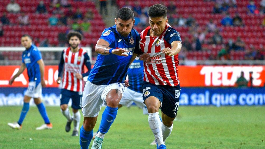 Cruz Azul jugando partido de Liga MX ante Chivas en el Apertura 2021