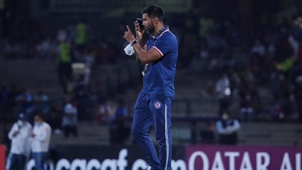 Velázquez en un partido con Cruz Azul