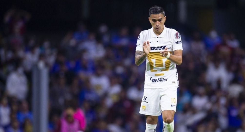 Favio Álvarez durante un partido de Pumas