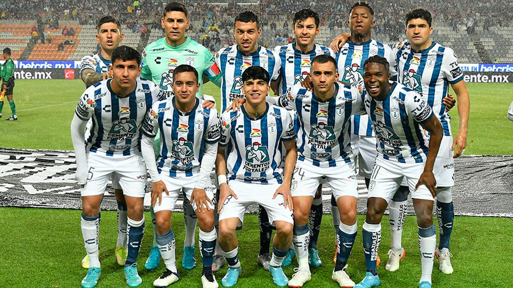 Jugadores de Pachuca posan antes de un partido