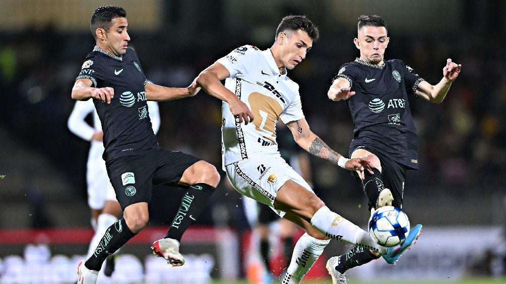 Pumas vs América jugando Clásico Capitalino en la Liga MX