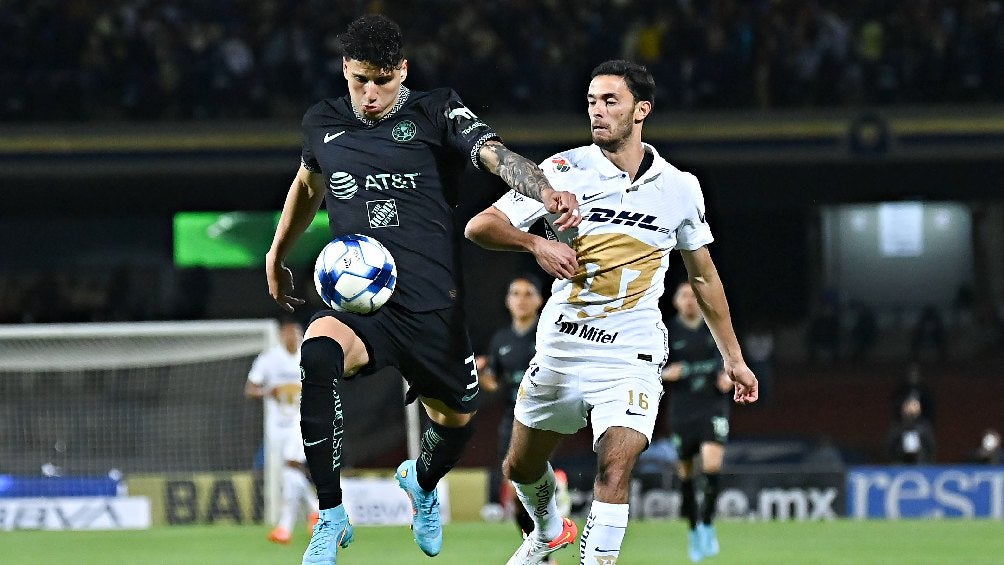 Pumas vs América jugando Clásico Capitalino en la Liga MX