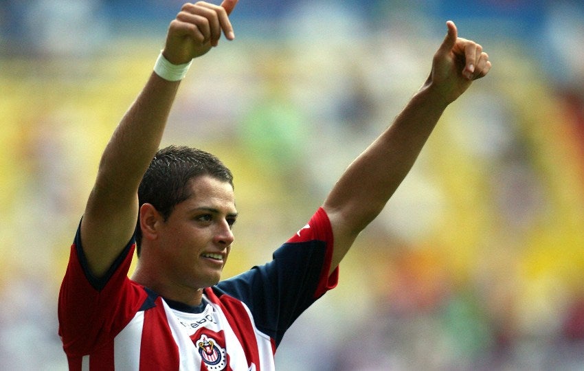 Chicharito en un partido de Chivas