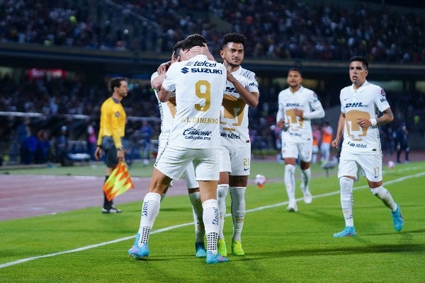 Juan Ignacio Dinenno celebra con Pumas