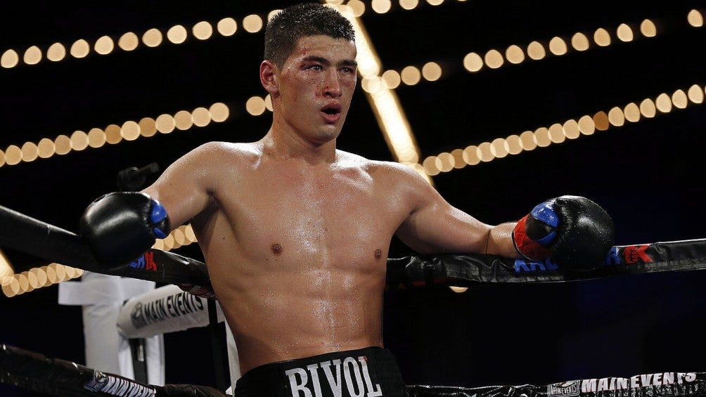 Bivol en una pelea de boxeo