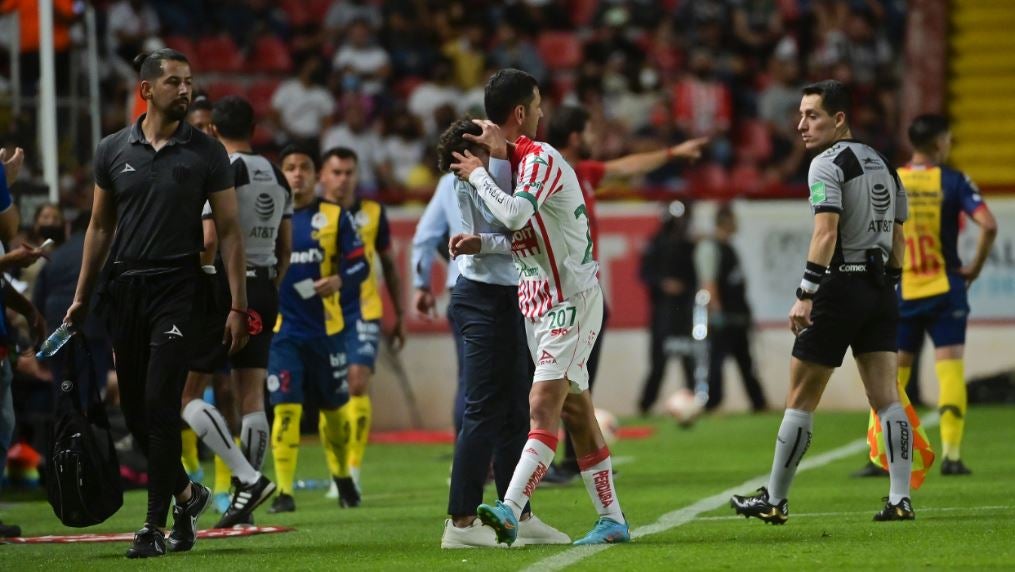 Jurando es consolado por Lozano tras recibir tarjeta roja