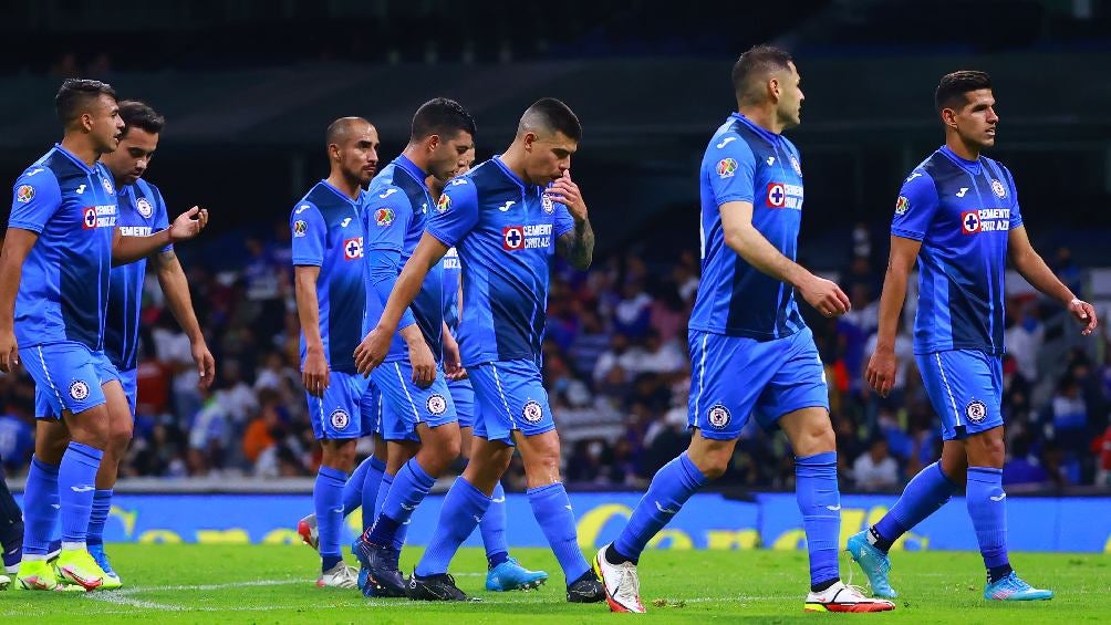 Futbolistas de Cruz Azul tras jugar partido de Liga MX en el Azteca