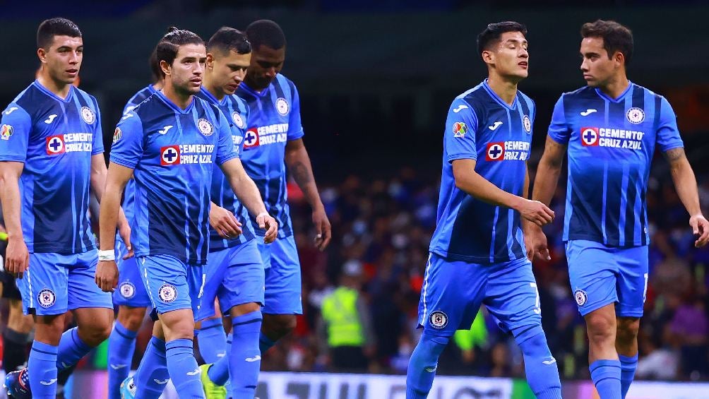 Futbolistas de Cruz Azul tras jugar partido de Liga MX en el Azteca