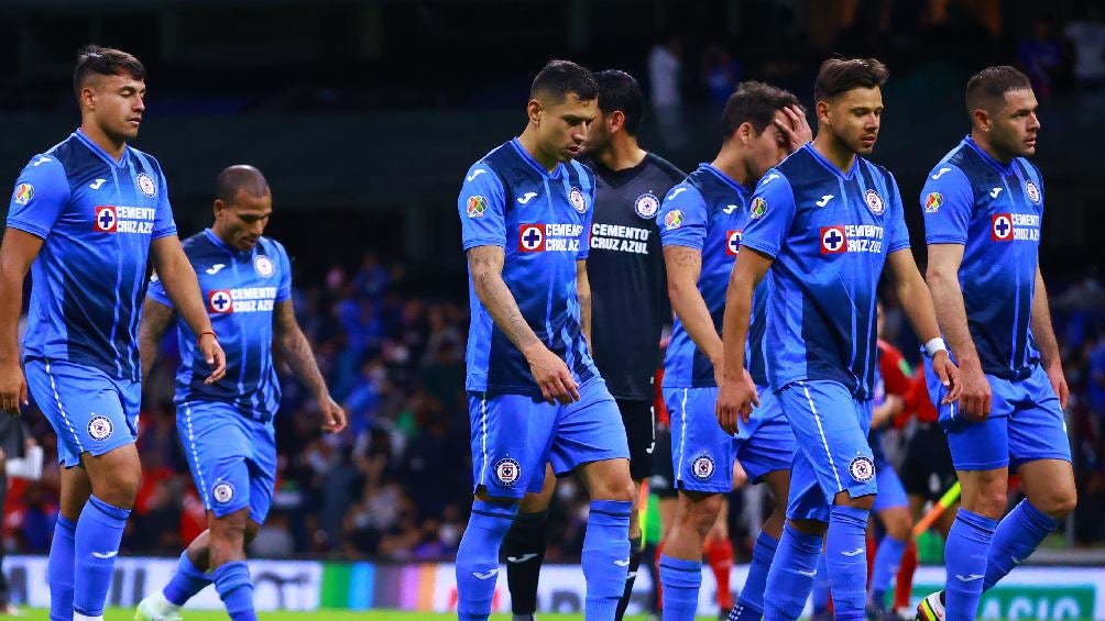 Futbolistas de Cruz Azul tras jugar partido de Liga MX en el Azteca