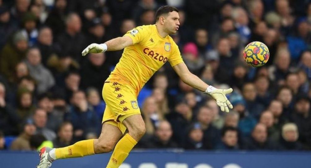 Emiliano Martínez en un partido del Aston Villa