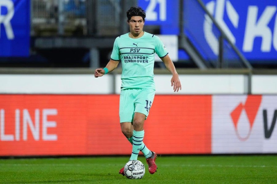 Erick Gutiérrez durante un partido con PSV