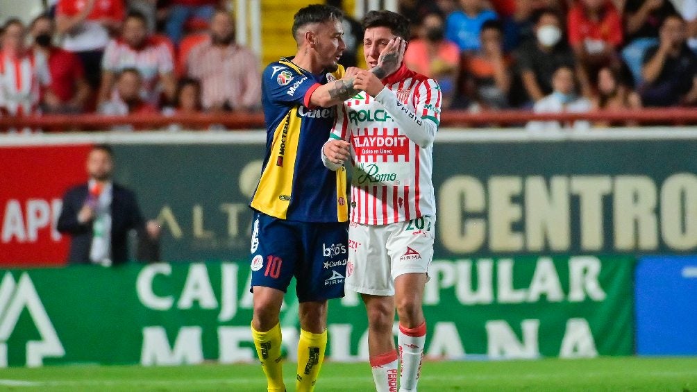 Jurando es consolado por Lozano tras recibir tarjeta roja