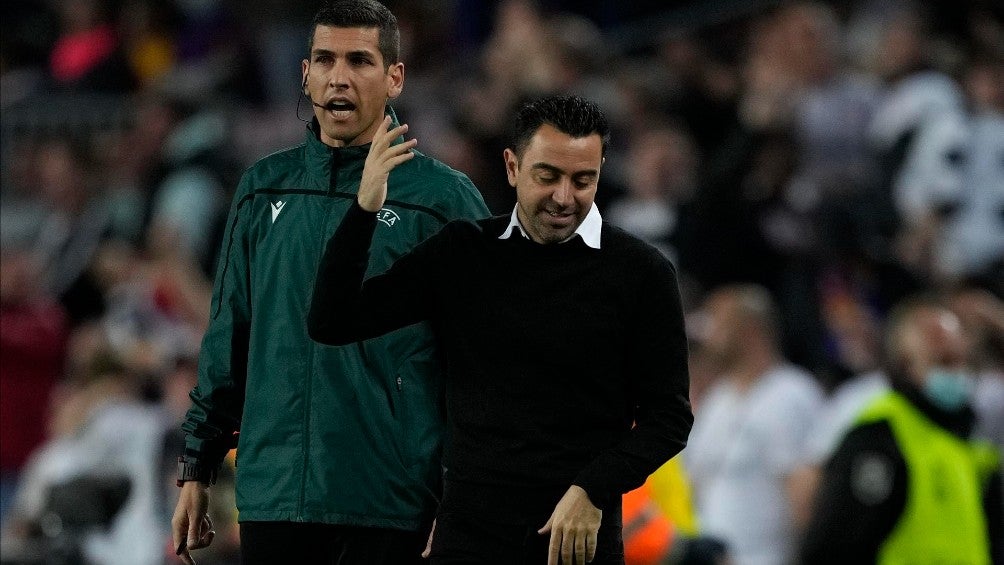 Xavi Hernández reacciona durante partido del Barcelona