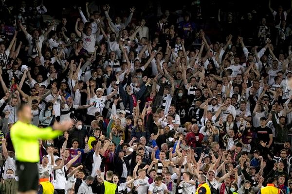 Las gradas del Camp Nou se llenaron de fans del Frankfurt