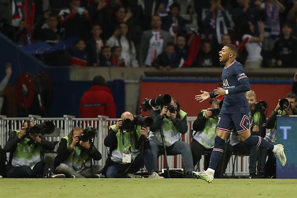 Mbappé celebra con el PSG