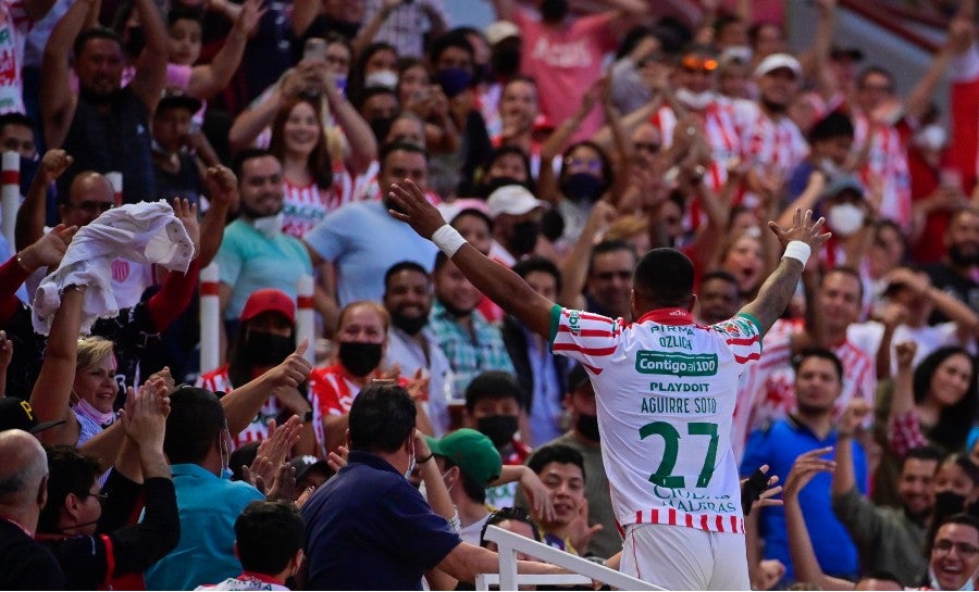 Rodrigo Aguirre celebra gol con la afición