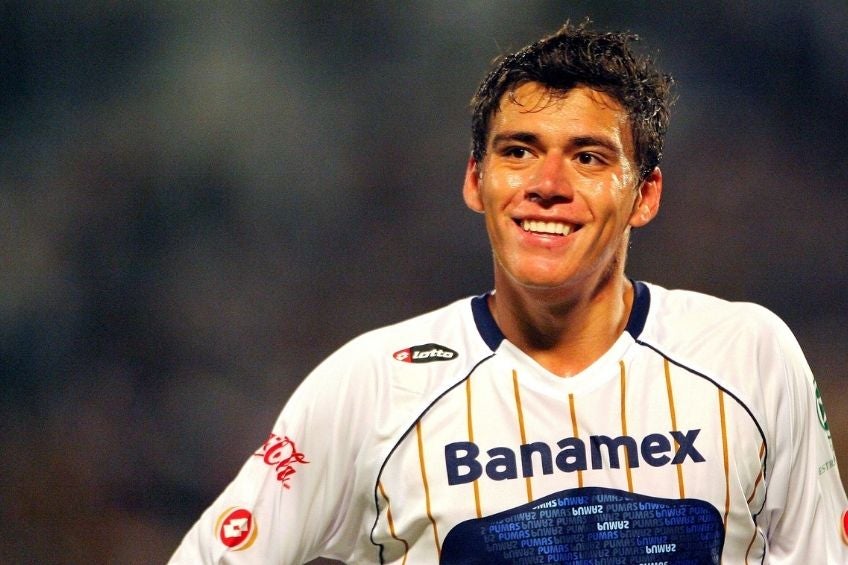 Héctor Moreno en un partido con Pumas