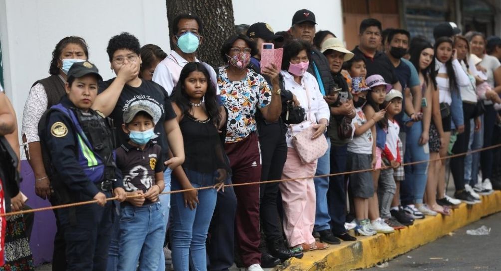 Personas observando el viacrucis de Iztapalapa