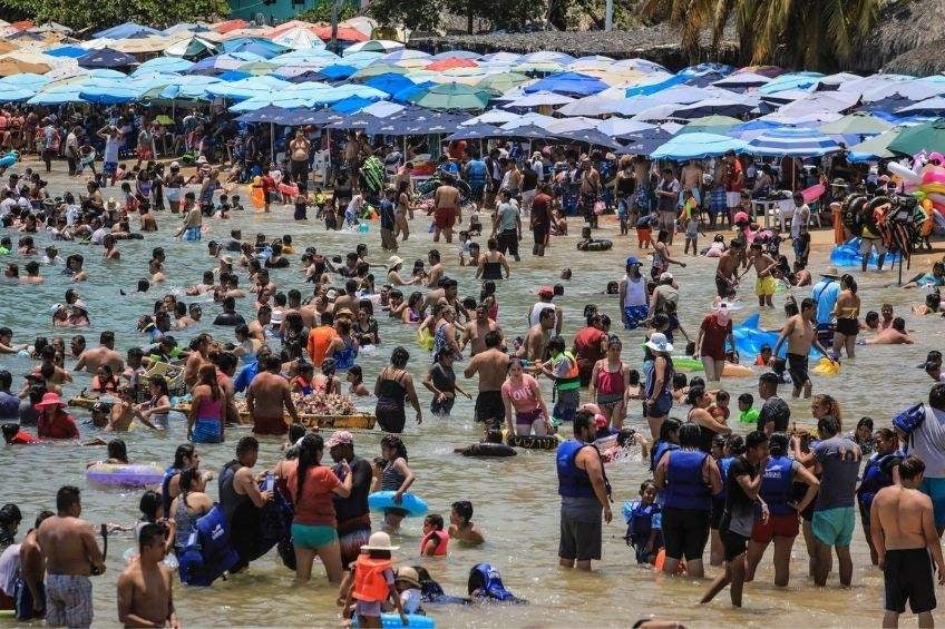 Personas en Acapulco durante Semana Santa