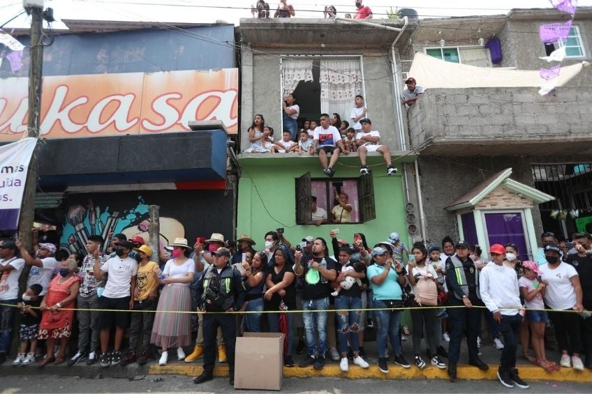 Personas observando el viacrucis de Iztapalapa