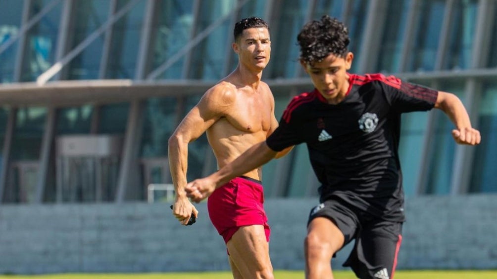 Cristiano Ronaldo y su hijo en un entrenamiento