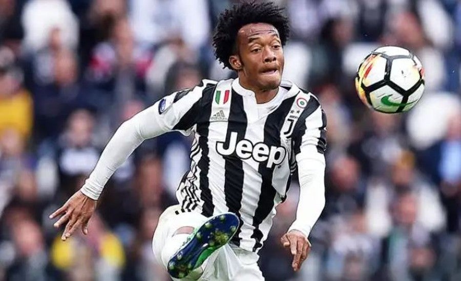 Cuadrado en juego con la Juventus