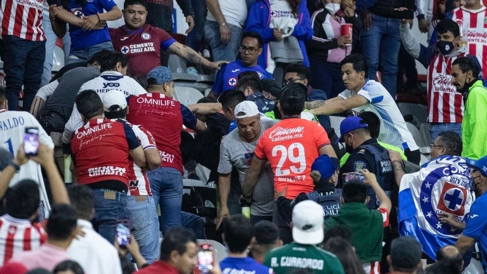 Aficionados se pelearon en el Azteca