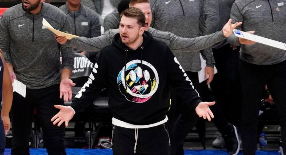 Luka Doncic observando el juego de Dallas Mavericks