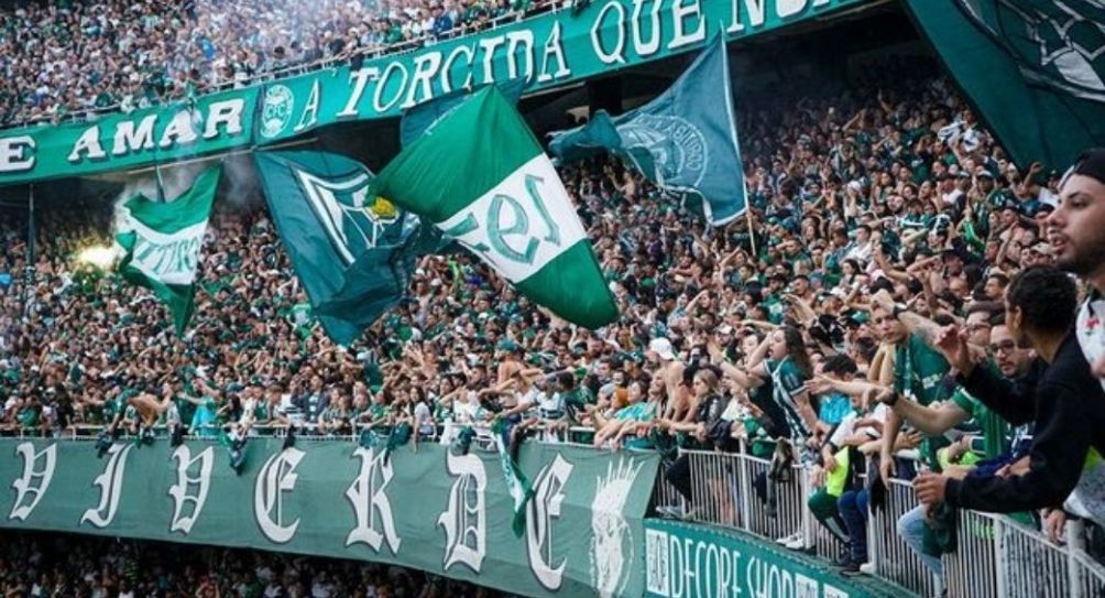 Hinchas del Coritiba durante un partido