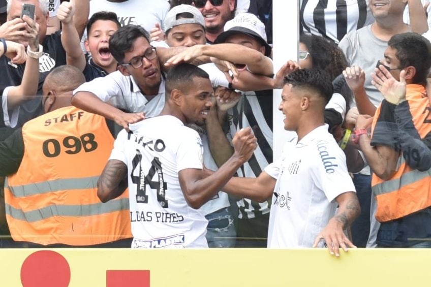 Jugadores de Santos festejando con su afición