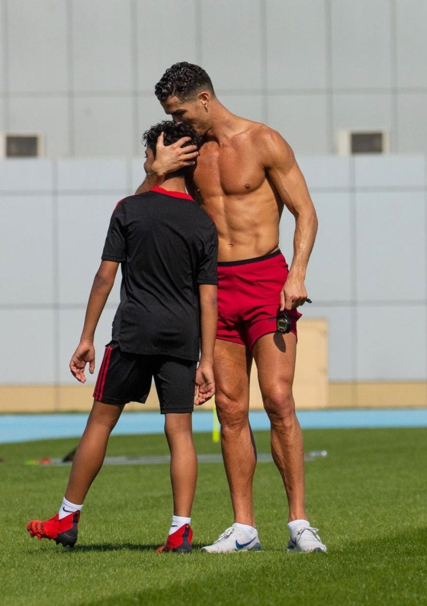 Cristiano Ronaldo y su hijo en un entrenamiento